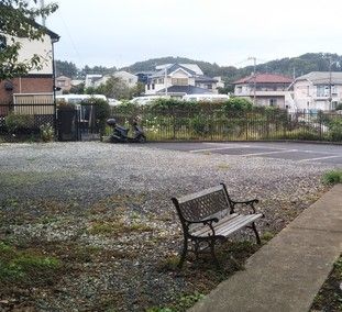 駐車場と休憩用ベンチ