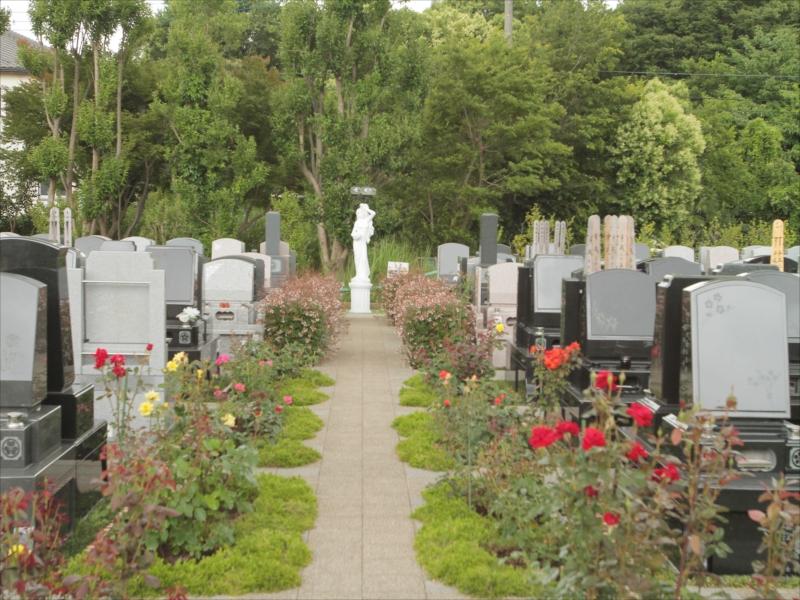 メモリアルパーク花の郷聖地 相模大塚　花が添えられた参道