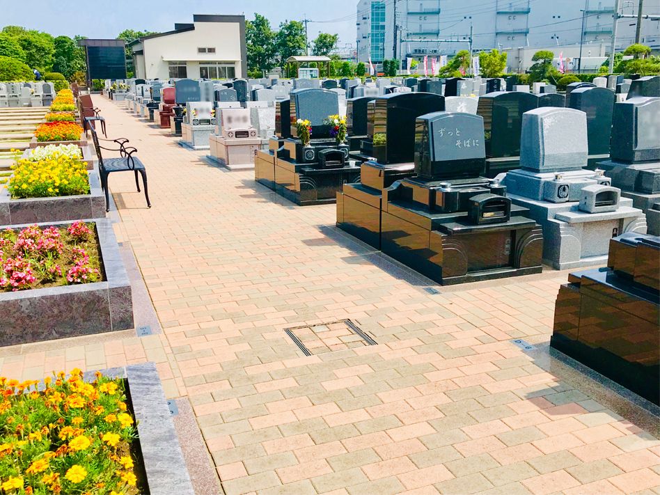 駅前霊園美南　花とベンチが配置された参道