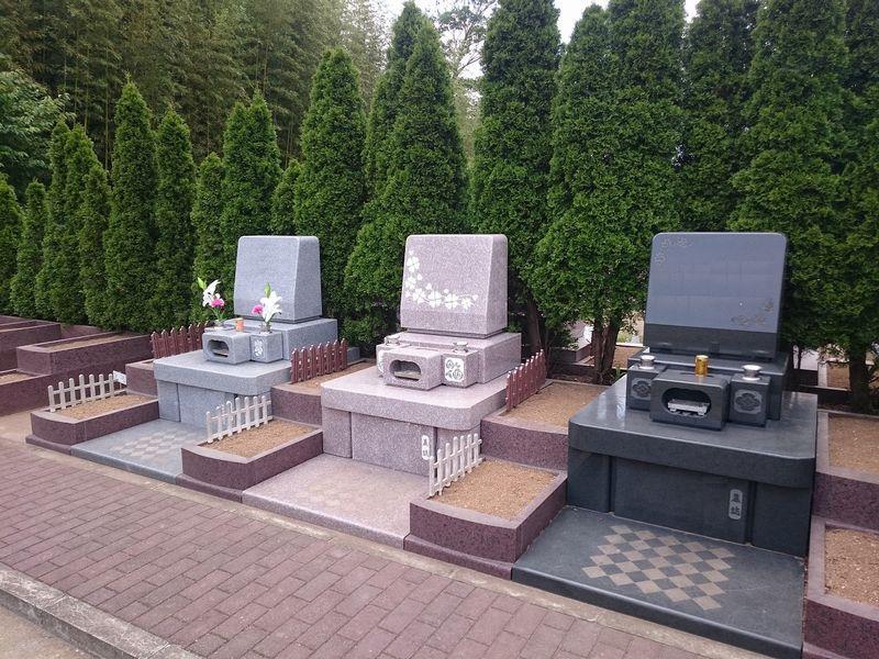 富里中央霊園　彫刻が施された墓石