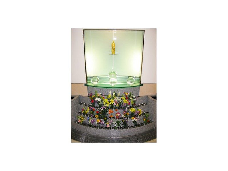 魂の故郷 龍善寺 早稲田納骨堂　献花に囲まれた仏様