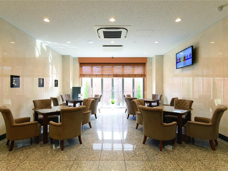 回向院納骨堂 久保山清苑　明るい休憩ロビー