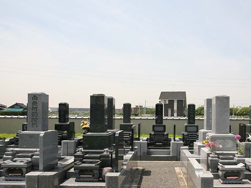 法光寺墓苑　日差しに包まれた墓域