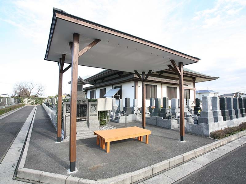 法光寺墓苑　落ち着ける休憩ベンチ