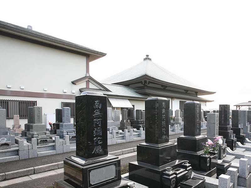 法光寺墓苑　様々な色の墓石が並ぶ墓域