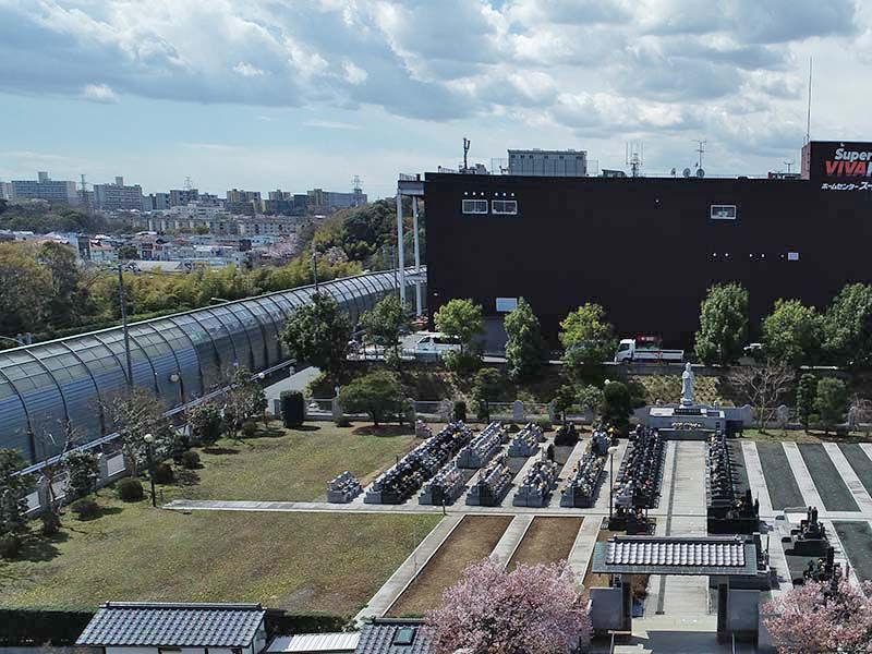 大林寺別院霊園　霊園の隣にはホームセンター