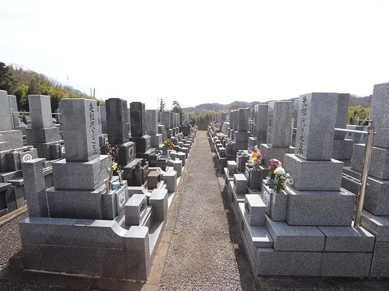厚木中央霊園　きれいに区画された墓域