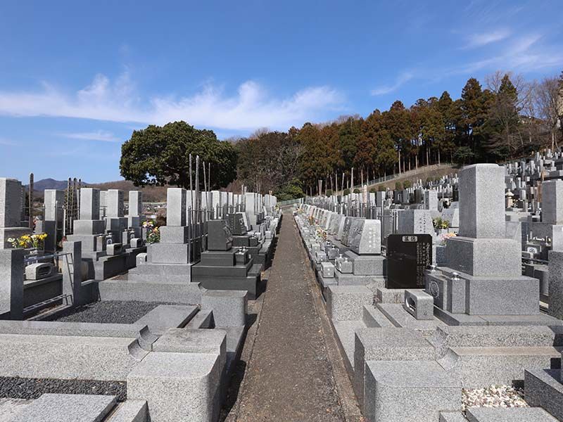 厚木中央霊園　参拝しやすいバリアフリー参道
