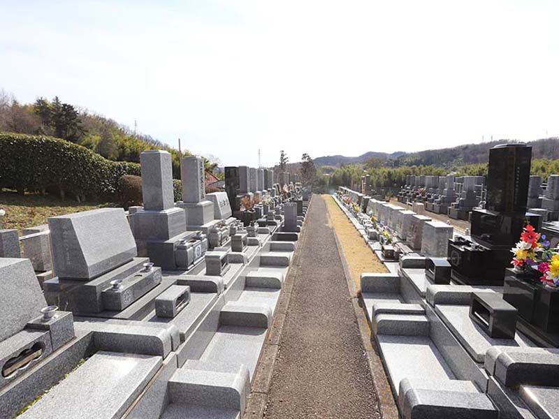 厚木中央霊園　様々なタイプの墓石