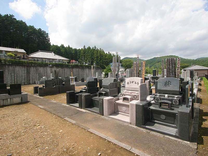 小川町青山メモリアルパーク　様々な墓石が並ぶ墓域