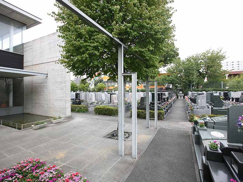 江東メモリアル　車椅子も通りやすい参道