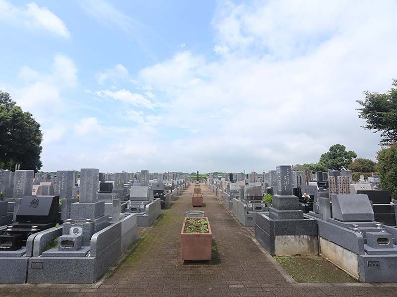 殿山聖地墓苑　花壇が配置された参道