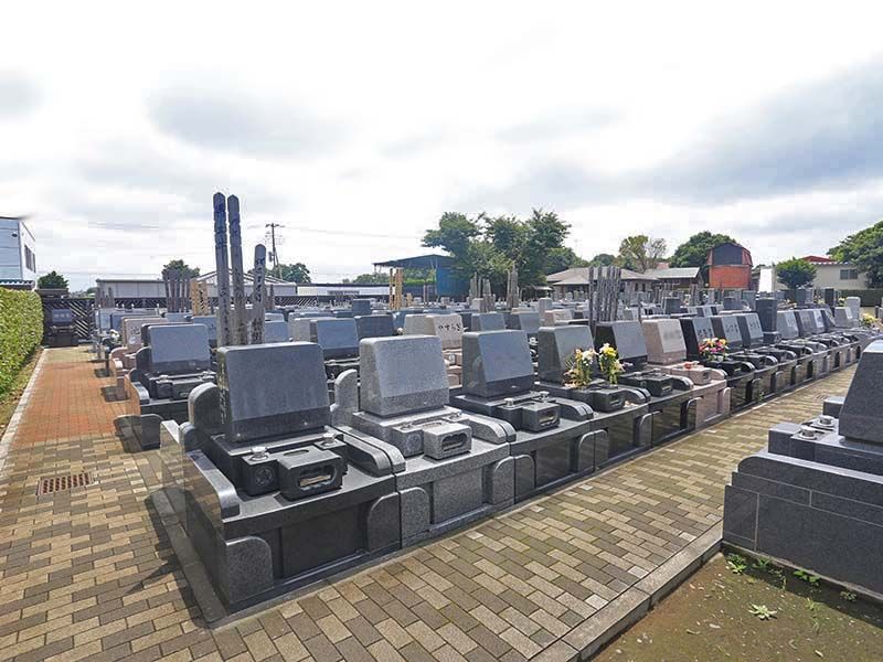 殿山聖地墓苑　様々な墓石が混在