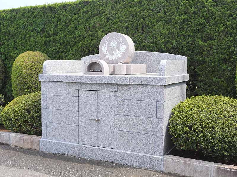 殿山聖地墓苑　石造りで美しい石碑「絆」