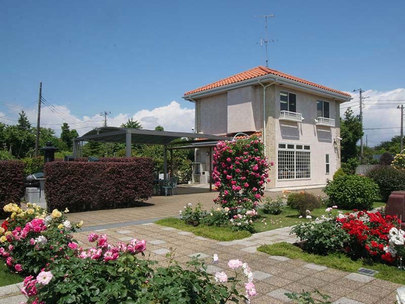 メモリアルパーク花の郷聖地 相模大塚　バラをはじめとする様々な花