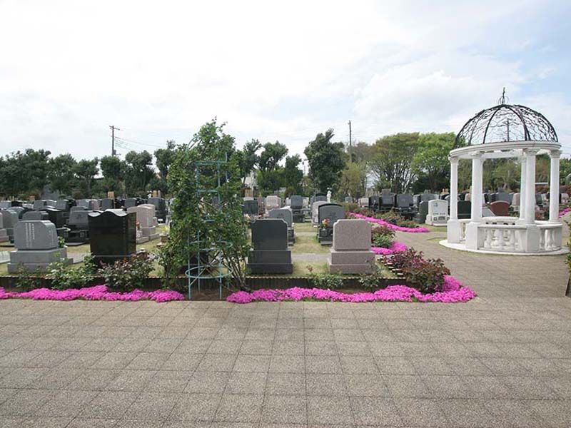 メモリアルパーク花の郷聖地 相模大塚　車イスでも楽に通れる広々とした参道