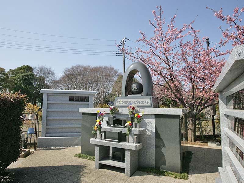 メモリアルパーク花の郷聖地 相模大塚　永代供養塔「恩」