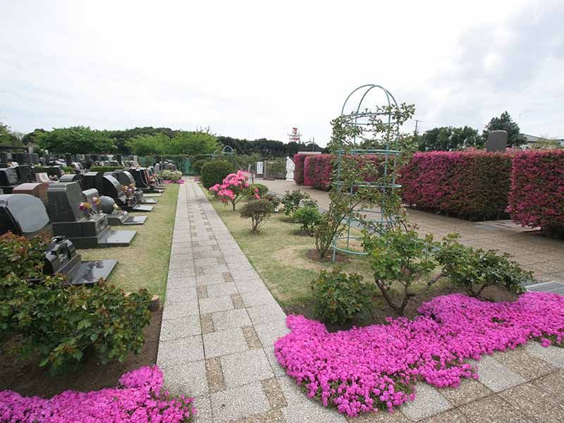 メモリアルパーク花の郷聖地 相模大塚　解放感がある芝墓所