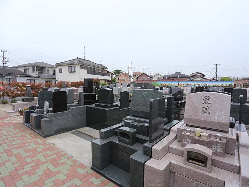 メモリアルみさと公園　思い思いの墓石が並ぶ