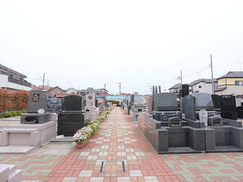 メモリアルみさと公園　プランターが添えられた参道