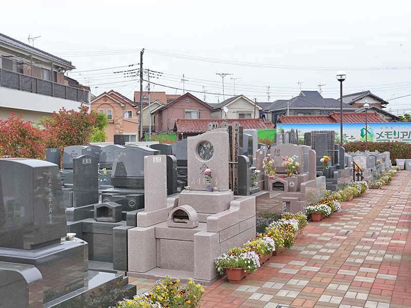 メモリアルみさと公園　デザイン性の高い墓石