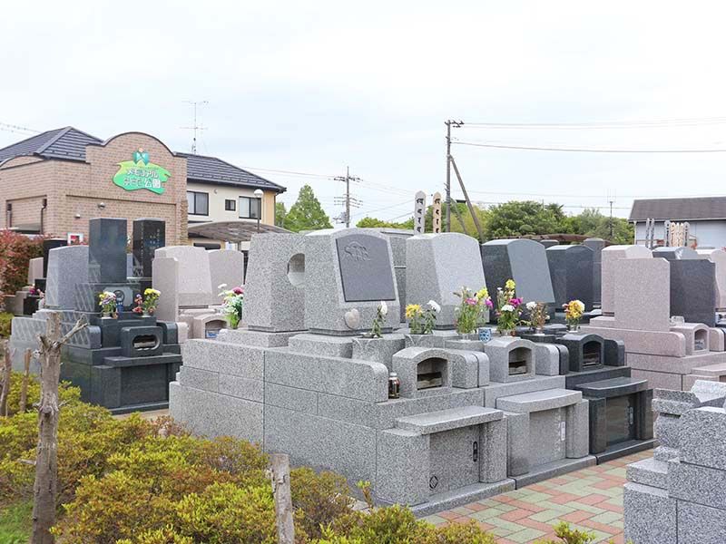 メモリアルみさと公園　花が供えられた墓石