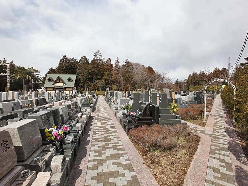 大和中央霊園　バリアフリー設計の参道