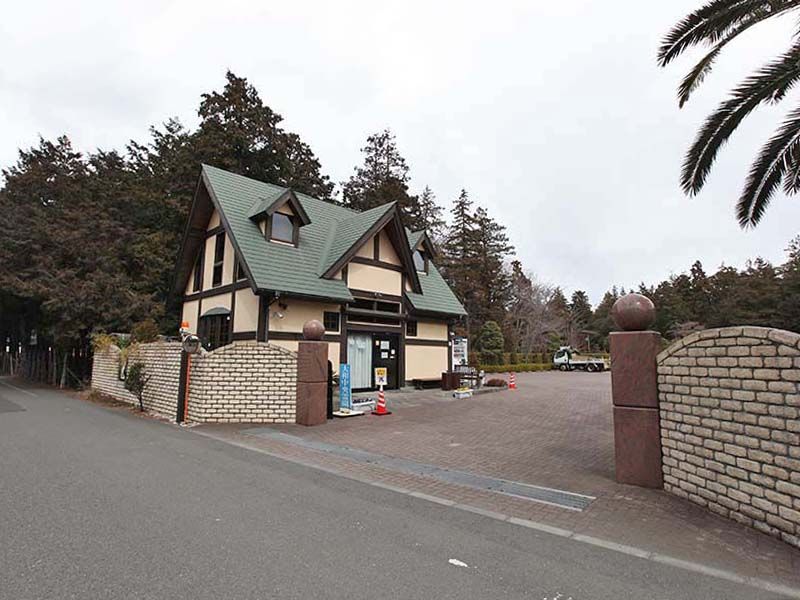 大和中央霊園　霊園入り口と管理事務所