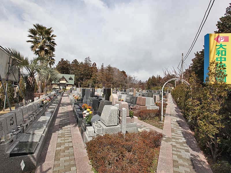 大和中央霊園　植栽に囲まれた霊園内
