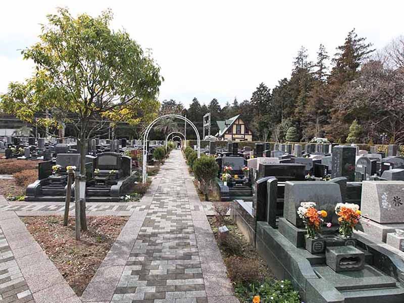 大和中央霊園　参道にかかるアーチ