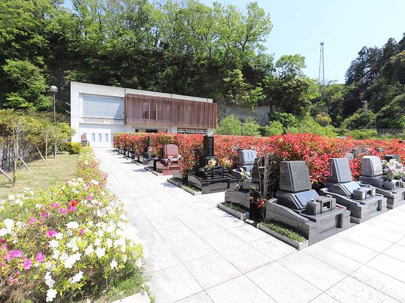 横浜永久の杜2期　植栽に囲まれた墓石