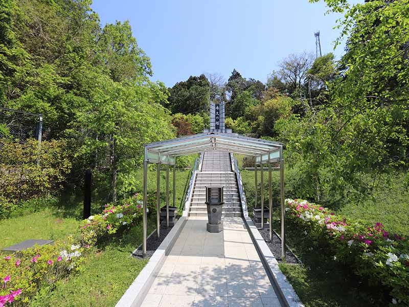 横浜永久の杜2期　永代供養墓に続く階段前の参拝スペース