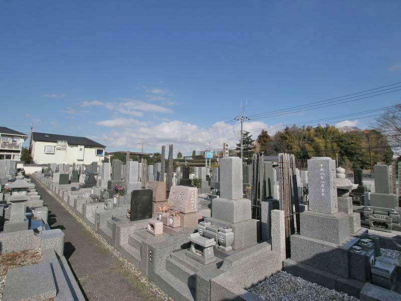 湘南泉霊園　様々な墓石が並ぶ墓域