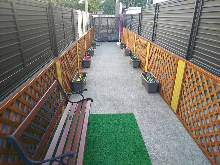 公園墓地 瑠璃光苑　花を添えられた一角にある休憩用ベンチ