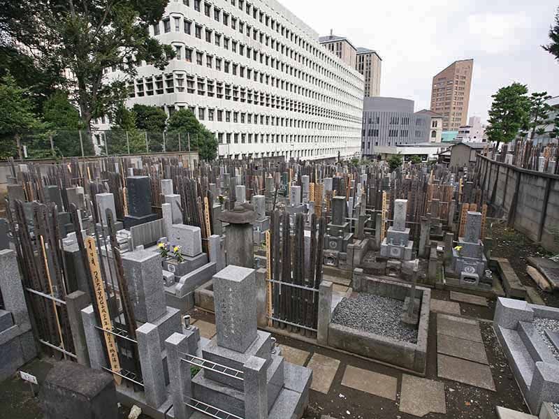 寳泉寺　墓地内風景