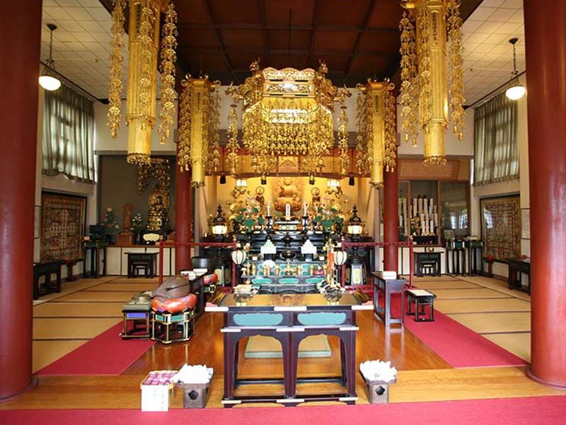 寳泉寺　本堂内部