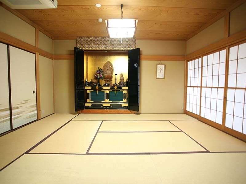 寳泉寺　和室に祀られた観音菩薩像