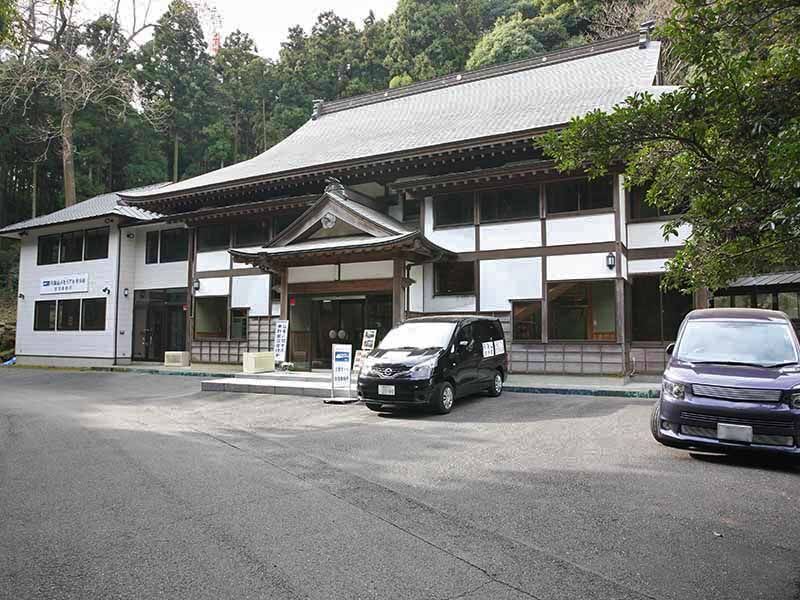 円海山メモリアル清浄園　管理棟の前の駐車場