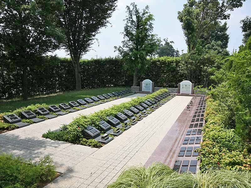 川越フォーシーズンメモリアル 永代供養墓「時のしらべ」　コニファー墓所（左）と個人墓所（右）