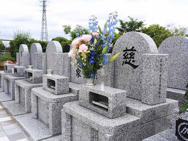 彩光浄苑　花が手向けられた墓石