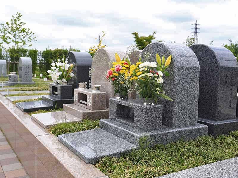 彩光浄苑　花が供えられたテラス墓地