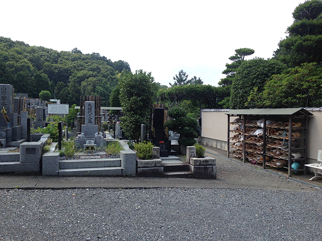 城山霊園　十分な数の清掃用具