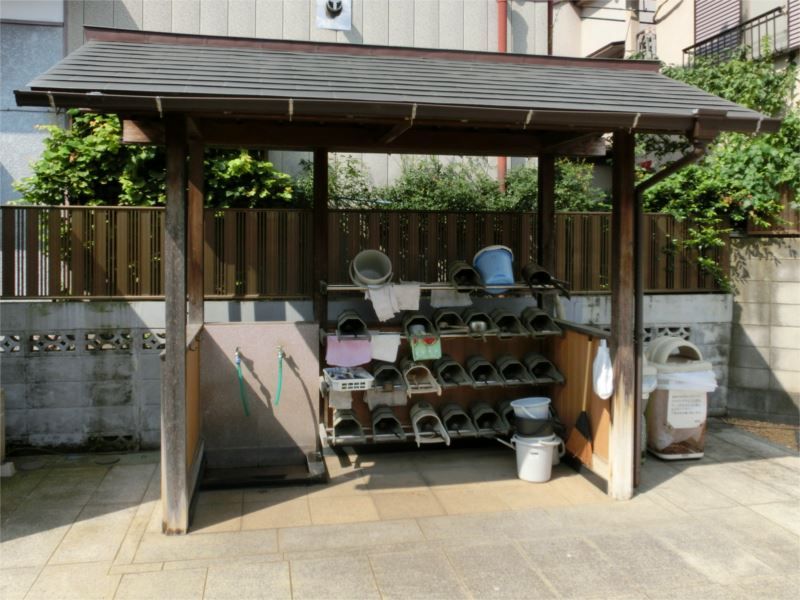 阿弥陀堂墓苑　清掃用のバケツや柄杓