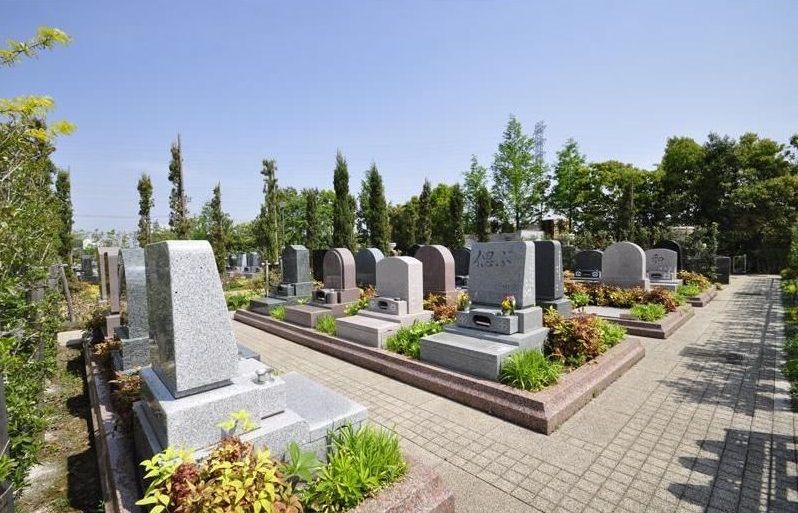 墓石周りに植栽のあるブリティッシュ区画