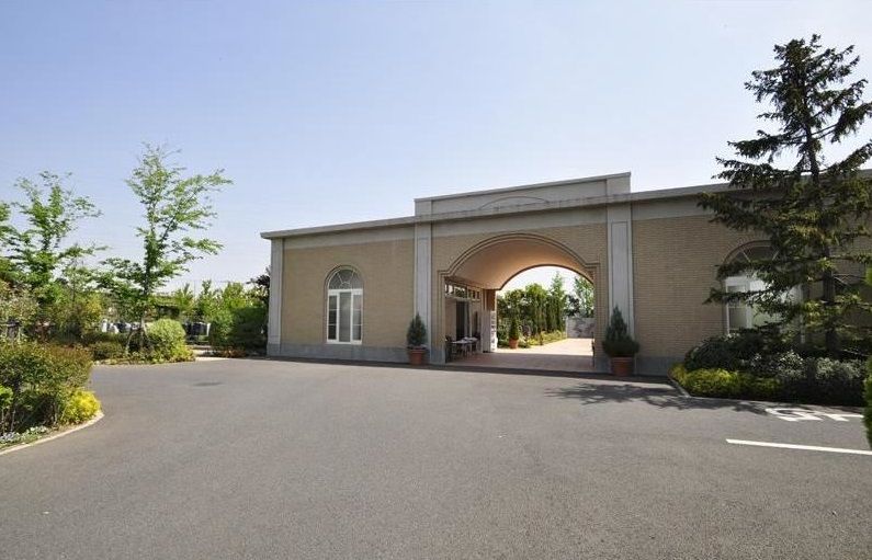 開放的でおしゃれな霊園入り口