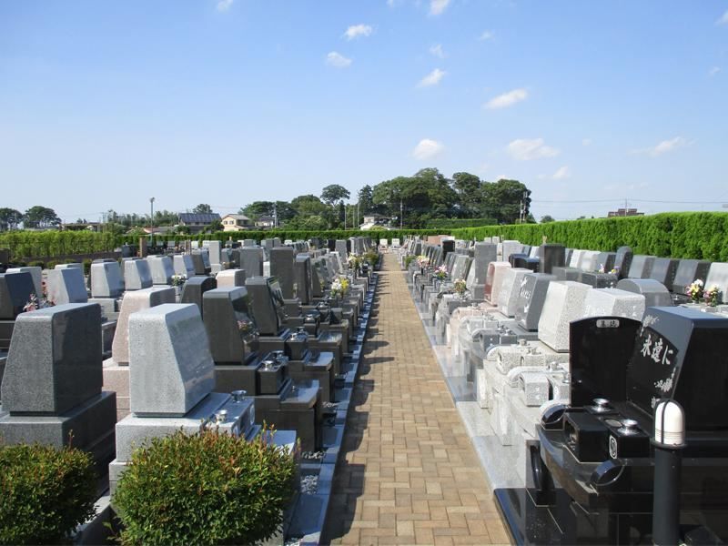 メモリアル越谷 憩いの郷　緑鮮かな苑内