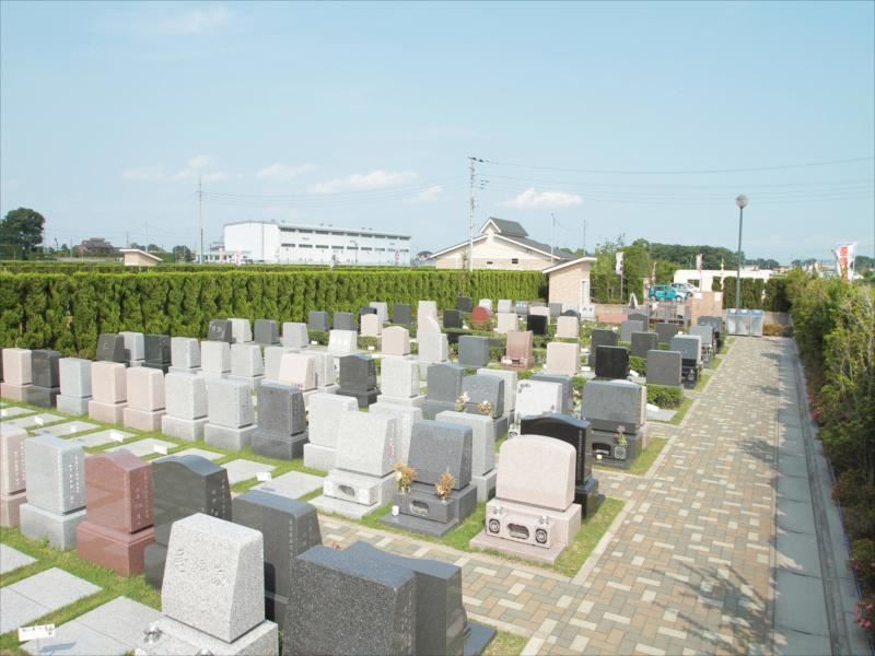 メモリアル越谷 憩いの郷　洋型墓石が並ぶ芝生墓所