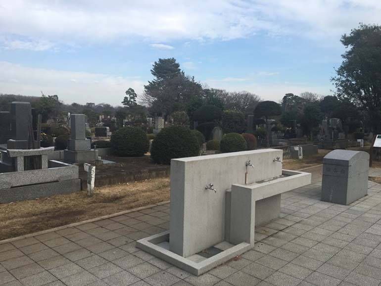 都立 小平霊園　広い水場