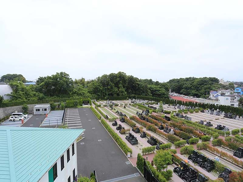 綾瀬蓼川霊園 天空の郷　駐車場と隣接する墓域