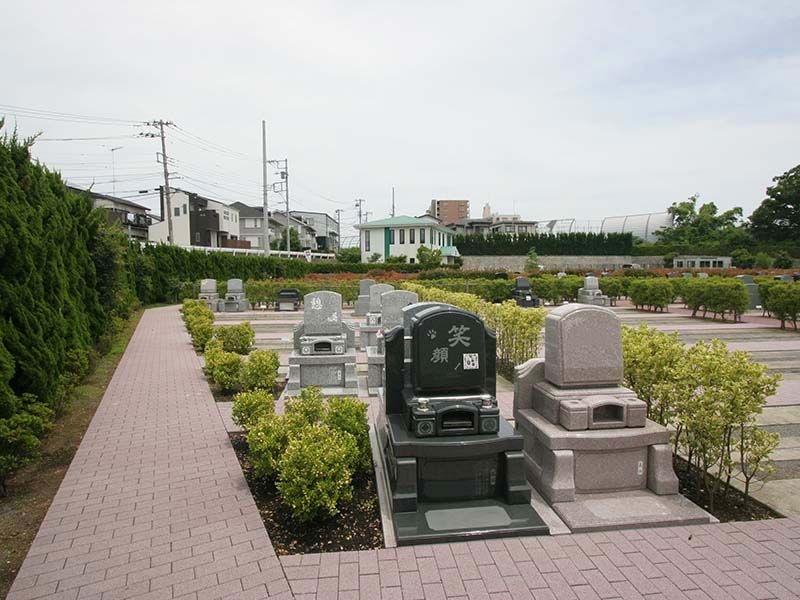 綾瀬蓼川霊園 天空の郷　水はけのよいタイル式の参道